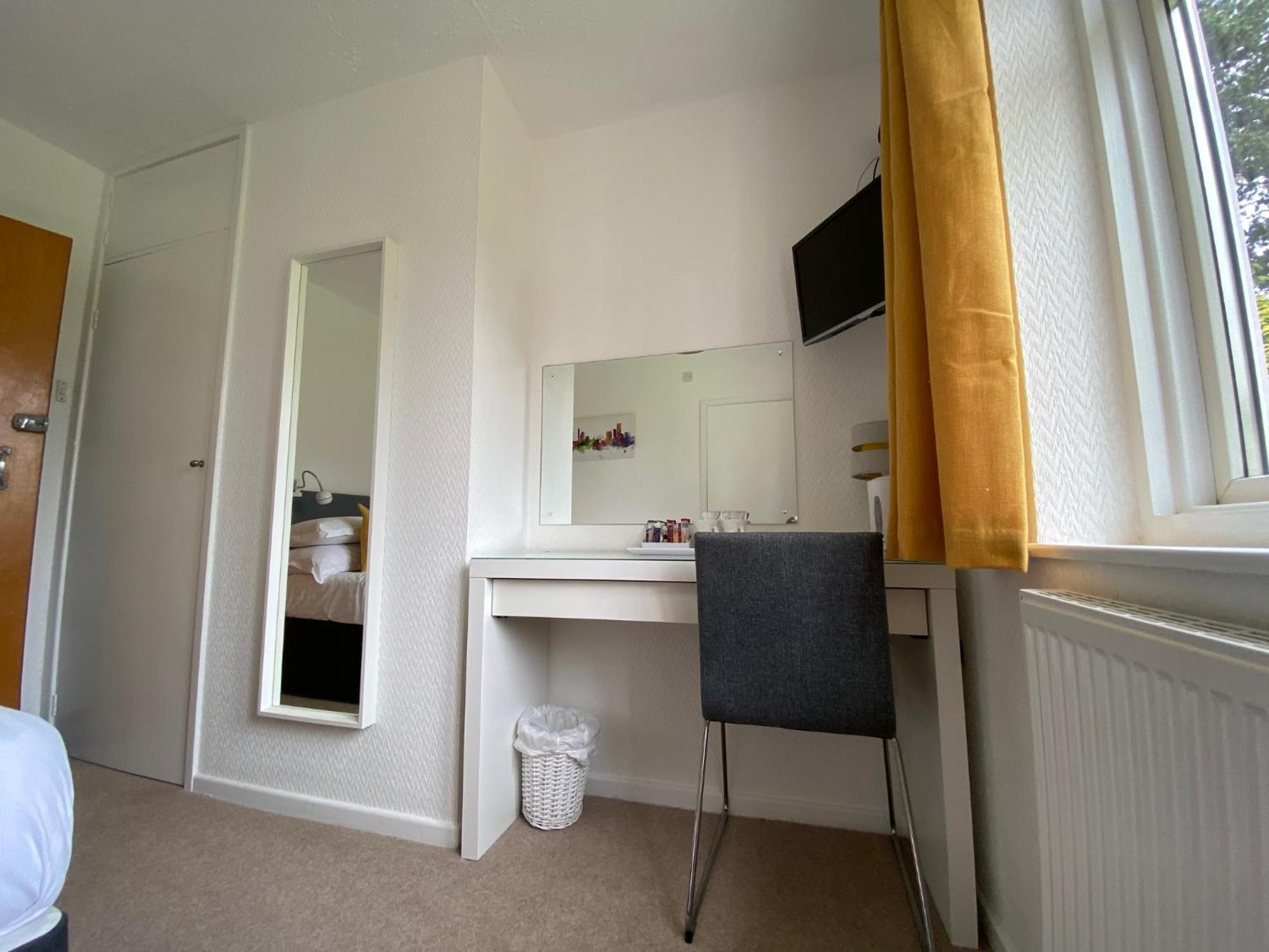 Old Farm Hotel Birmingham Room photo